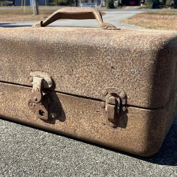 Vintage Distressed Metal Fishing Tackle Box - Home Decor - Accents - Picture 4 of 6